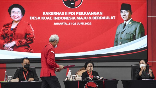 Dalam berbagai survei, terekam elektabilitas Ganjar Pranowo meninggalkan jauh Puan Maharani dan Tri Rismaharini.