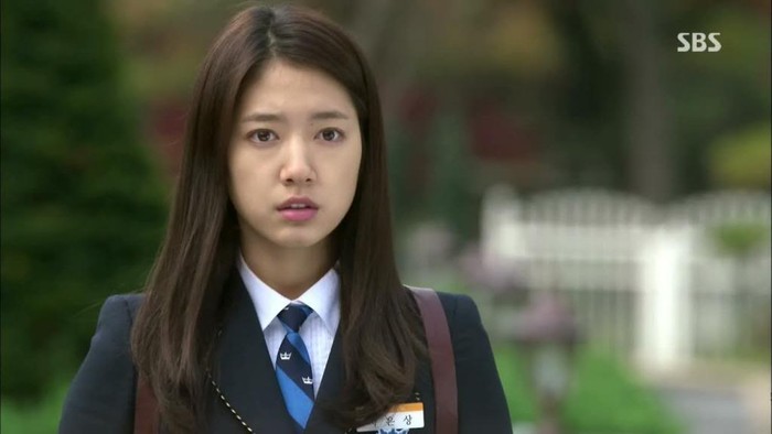 Peran Park Shin Hye sebagai Cha Eun Sang di drama The Heirs masih difavoritkan hingga saat ini. Ia berperan sebagai gadis miskin yang memperjuangkan hidupnya untuk masa depan cerah. Termasuk disepelekan oleh teman borjuis-nya. Foto : soompi.com