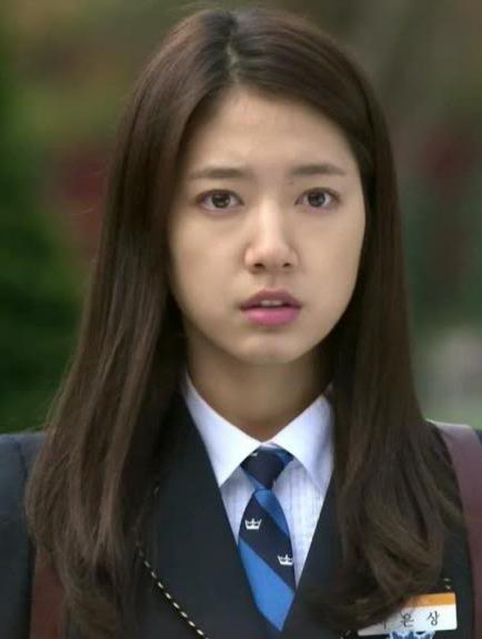 Peran Park Shin Hye sebagai Cha Eun Sang di drama The Heirs masih difavoritkan hingga saat ini. Ia berperan sebagai gadis miskin yang memperjuangkan hidupnya untuk masa depan cerah. Termasuk disepelekan oleh teman borjuis-nya./ Foto: soompi.com