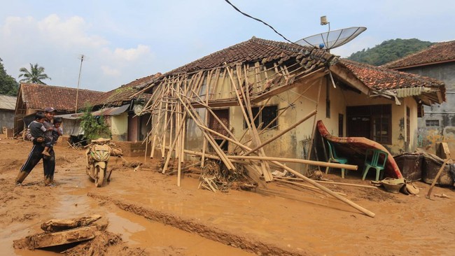 FOTO: Porak-poranda Desa Purasari Bogor Diterjang Banjir Bandang