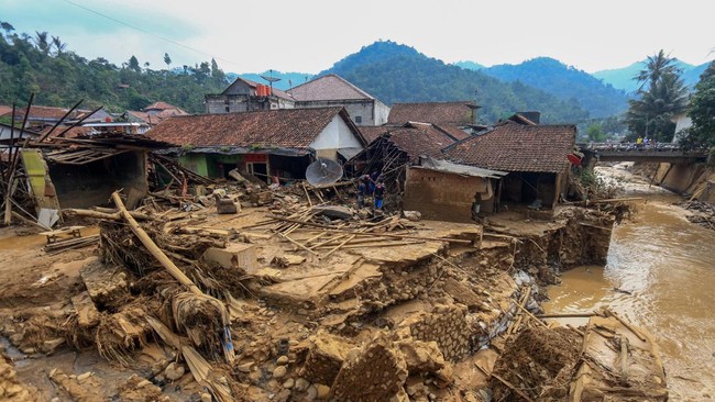 Banjir bandang menerjang Kampung Paku dan Kampung Cikadu, Leuwisadeng pada Senin malam lalu. Sebagian korban mengungsi sementara ke Masjid Baiturrahmah.