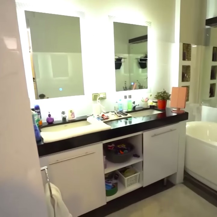 <p>Sama seperti ruangan lainnya, kamar mandi Kiki Fatmala didominasi dengan cermin besar. Hal ini digunakan Kiki untuk memberikan kesan luas pada rumahnya. (Foto: YouTube TRANS7 OFFICIAL)</p>