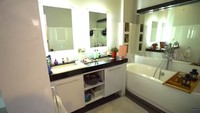 <p>Sama seperti ruangan lainnya, kamar mandi Kiki Fatmala didominasi dengan cermin besar. Hal ini digunakan Kiki untuk memberikan kesan luas pada rumahnya. (Foto: YouTube TRANS7 OFFICIAL)</p>