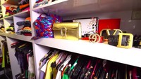 <p>Kiki juga memiliki <em>walk in closet</em> untuk dirinya sendiri, Bunda. Kiki pun lebih menyukai koleksi tas dari Louis Voitton, lho. (Foto: YouTube TRANS7 OFFICIAL)</p>