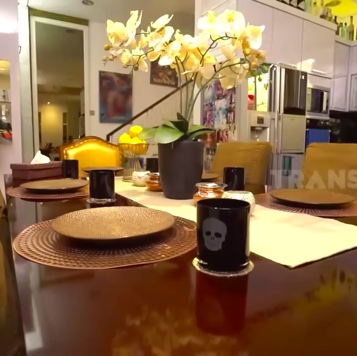 <p>Artis Kiki Fatmala memiliki rumah mewah di kawasan Pondok Indah, Bunda. Ia membeli rumah ini 28 tahun yang lalu seharga Rp30 juta, lho. (Foto: YouTube TRANS7 OFFICIAL)</p>