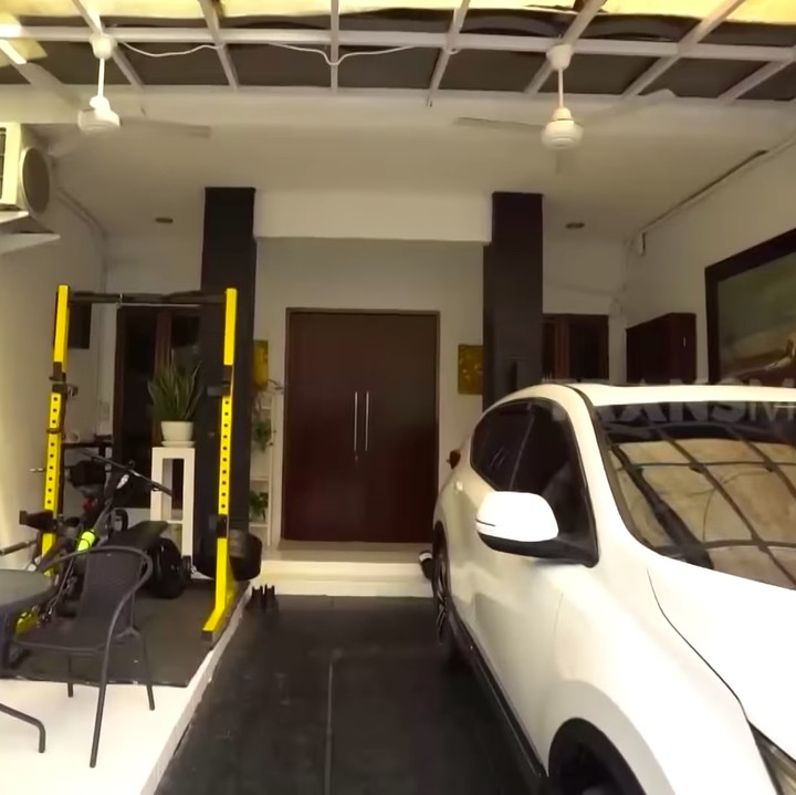 <p>Rumah yang berdiri di tanah seluas 120 meter ini memiliki konsep minimalis. Karena itu, Kiki pun tidak menggunakan sekat untuk memisahkan ruangan satu dengan ruangan lainnya. (Foto: YouTube TRANS7 OFFICIAL)</p>