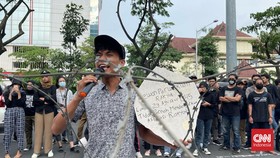 Demo Mahasiswa, Polisi Pasang Kawat Duri Depan DPR