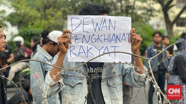 Pembubaran itu sempat diwarnai ketegangan antara massa aksi dengan aparat kepolisian.
