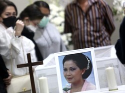 Hendropriyono dan Rina Hassim Melayat ke Rumah Duka Rima Melati