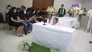 img-title Jenazah Rima Melati Dimakamkan Hari Ini, Satu Liang Lahad dengan Ibunya