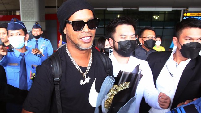 Ronaldinho menilai pangsit adalah makanan yang lezat usai mencicipinya ketika berkunjung ke rumah Raffi Ahmad.