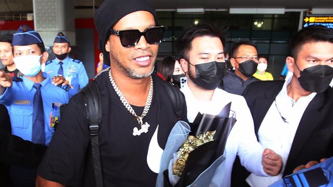 Fans Rebutan Tanda Tangan, Ronaldinho Pilih Poster Barcelona