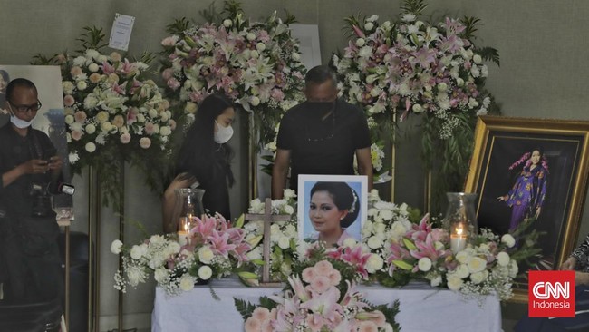 FOTO: Kerabat-Keluarga Beri Penghormatan Terakhir untuk Rima Melati