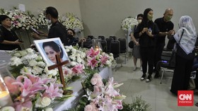 FOTO: Kerabat-Keluarga Beri Penghormatan Terakhir untuk Rima Melati
