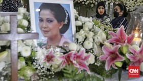 Rima Melati Dimakamkan Satu Liang Lahad dengan Ibunda