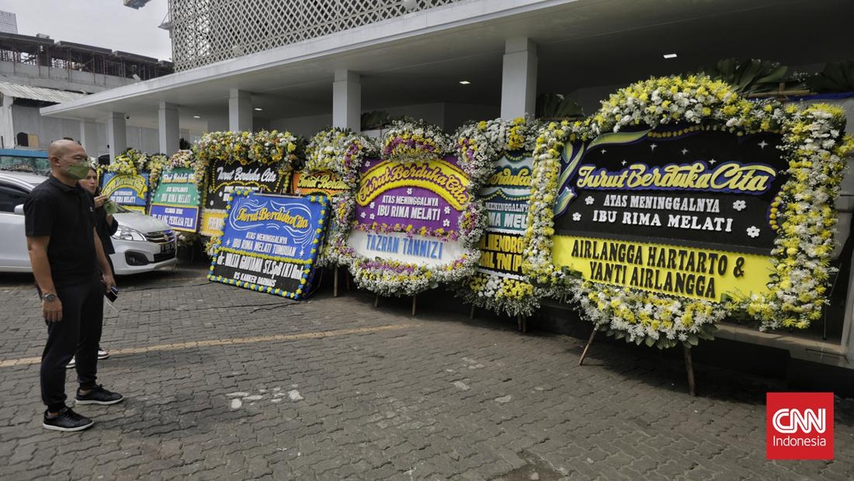 FOTO: Kerabat-Keluarga Beri Penghormatan Terakhir untuk Rima Melati