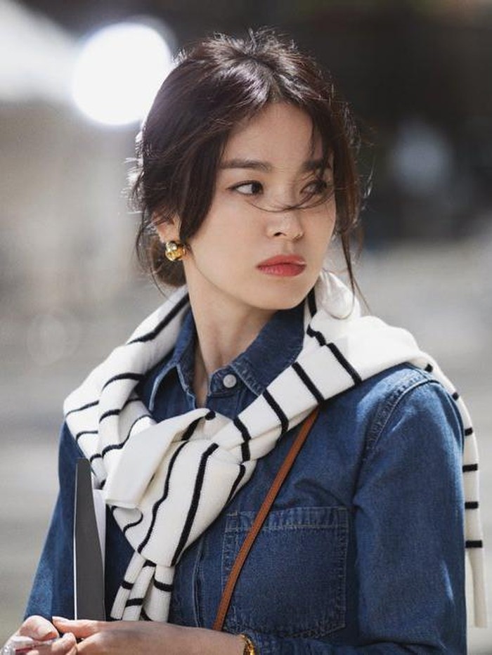 Song Hye Kyo sebagai Ha Young Eun (Now, We Are Breaking Up) rela melakukan apa saja untuk sahabat borjuis, sekaligus demi bisa tetap berkuliah di Paris. Meski demikian, ia tulus membantu menyelesaikan masalah sahabatnya tersebut./ Foto: instagram.com/ kyo1122