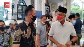 VIDEO: Momen AHY dan Ganjar Bertemu Dadakan Usai Salat Jumat