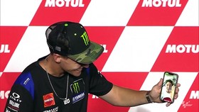 VIDEO: Momen Lucu Espargaro Ganggu Konpers MotoGP Belanda