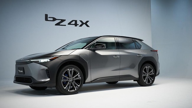 Perusahaan mobil Toyota menarik mobil listrik pertama buatan mereka, yakni SUV listrik bZ4X di Amerika Serikat karena roda bisa lepas lantaran mur mudah kendor.