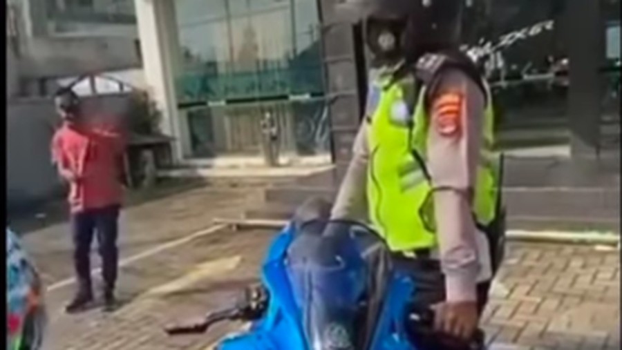 Polisi tilang motor di dealer viral di media sosial. Sebuah video menunjukkan kejadian polisi menilang sepeda motor jenis Kawasaki Ninja berwarna biru.