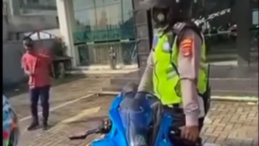 Viral Polisi Tilang Motor di Dealer, Ini 3 Faktanya Polisi tilang motor di dealer viral di media sosial. Sebuah video menunjukkan kejadian polisi menilang sepeda motor jenis Kawasaki Ninja berwarna biru.