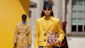 Paris Fashion Week Mulai, Gimana Caranya Show di Pekan Mode Dunia?