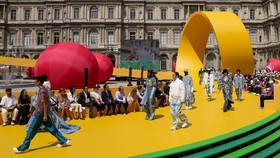 FOTO: Semangat 'Bermain' Virgil Abloh Kembali Hidup di Louis Vuitton