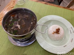 Warung Mpok Atun : Sedapnya Masakan Rumahan Racikan Suti Karno Mpok Atun