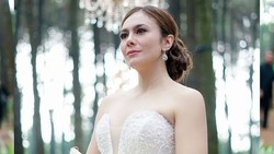 7 Potret Wulan Guritno Pakai Gaun Pengantin Putih, Cantik & Seksi