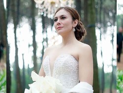7 Potret Wulan Guritno Pakai Gaun Pengantin Putih, Cantik & Seksi