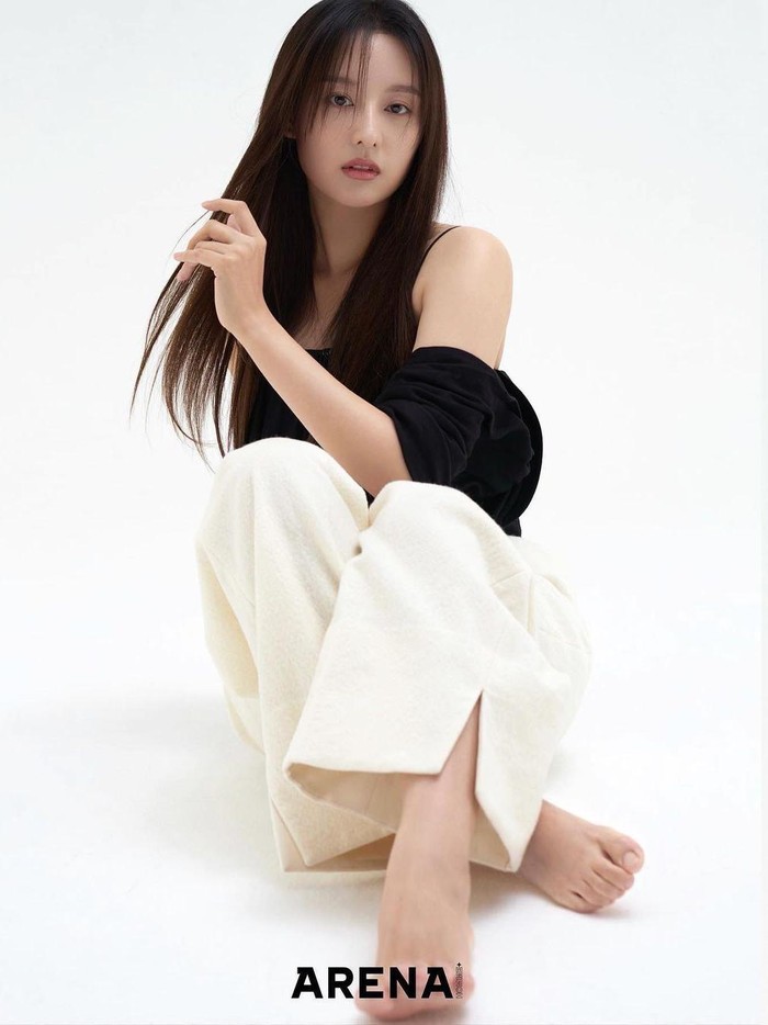 Yeom Mi Jeong (Kim Ji Won) My Liberation Notes banyak dicintai karena karakter kuatnya. Ia sosok introvert yang pemberani dan pekerja keras. Bahkan Mie Jeong tak menyerah menunjukkan kualitas dirinya kepada rekan kantor./ Foto: instagram.com/geewonii
