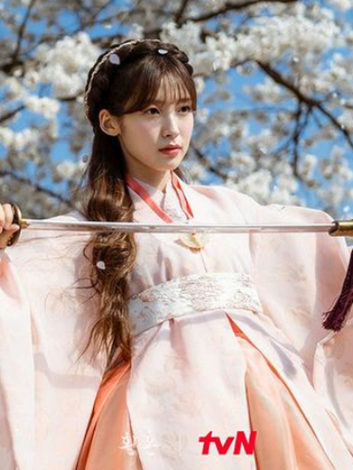 Arin kembali sebagai aktris dalam drama Alchemy of Souls yang tayang di tvN dan Netflix./ Foto: instagram.com/tvN_drama