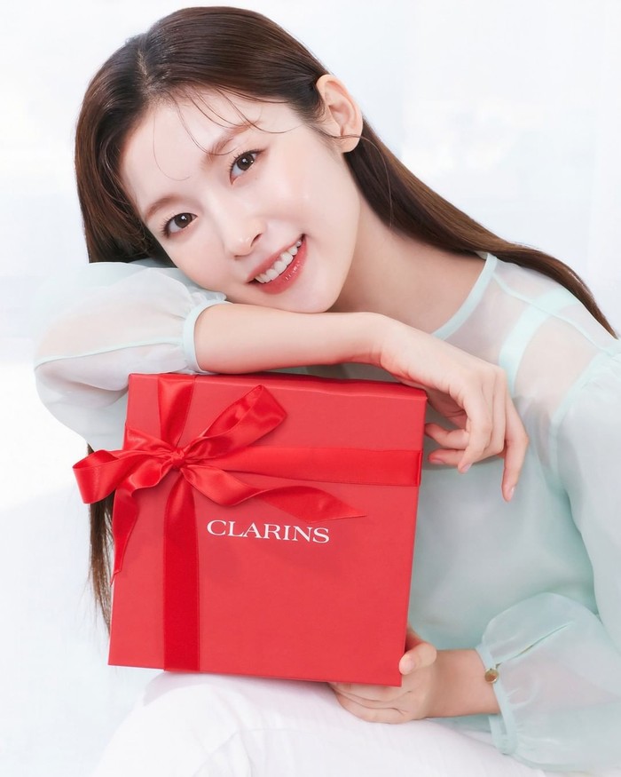 Di tahun 2022, Arin ditunjuk sebagai model dari 'Clarinskorea' yang merupakan brand skincare dan makeup./ Foto: instagram.com/clarinskorea