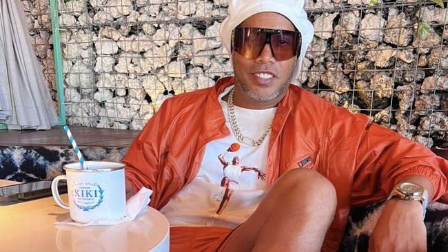 Legenda Sepak Bola Dunia Ronaldinho Jadi Bintang Iklan Terbaru Shopee!