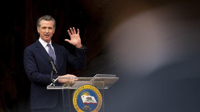 Gubernur California Sebut Trump Bawa AS Jadi Negara Otoritarianisme Presiden AS Donald Trump tak menutup kemungkinan untuk menangkap Gubernur California Gavin Newsom terkait penanganan demo antikebijakan imigrasi di Los Angeles.