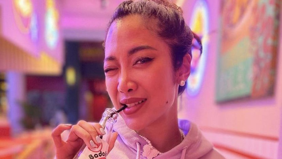 Gaya keren Widi Vierratale saat nikmati minuman hingga pizza