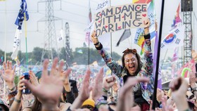 FOTO: Glastonbury Kembali Semarak Usai Terhenti 2 Tahun