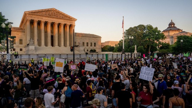 Amerika Serikat dibikin gaduh soal keputusan Mahkamah Agung AS membatalkan hak aborsi atau yang dikenal sebagai Roe v Wade pada Jumat (24/6).