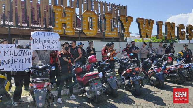 Ketua Pimpinan Wilayah Gerakan Pemuda Ansor DKI Jakarta Muhammad Ainul Yakin mendesak pihak kepolisian segera memeriksa petinggi manajemen Holywings Indonesia.
