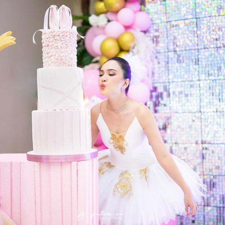 <p>Acara ini digelar di sebuah ballroom mewah dengan tema balerina. Meski sudah berusia kepala 3, Shandy terlihat imut dengan rok tutu ala penari balet sungguhan nih, Bunda. (Foto: Instagram @shandyaulia)<br /><br /><br /></p>