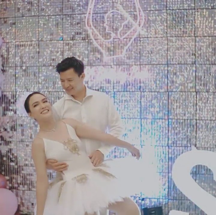 <p>"<em>Thank you</em> juga udah bantu David, suami gw yang coollll itu menjadi lebih romantis dan kreatif," tuturnya dengan emotikon tertawa. (Foto: Instagram @shandyaulia)<br /><br /><br /></p>