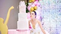 <p>Acara ini digelar di sebuah ballroom mewah dengan tema balerina. Meski sudah berusia kepala 3, Shandy terlihat imut dengan rok tutu ala penari balet sungguhan nih, Bunda. (Foto: Instagram @shandyaulia)<br /><br /><br /></p>