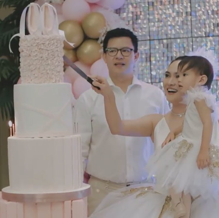 <p>Tak hanya itu, Shandy juga mengucapkan terima kasih pada sang suami. Ini karena David bisa bersikap lebih romantis di hari tersebut. (Foto: Instagram @shandyaulia)<br /><br /><br /></p>