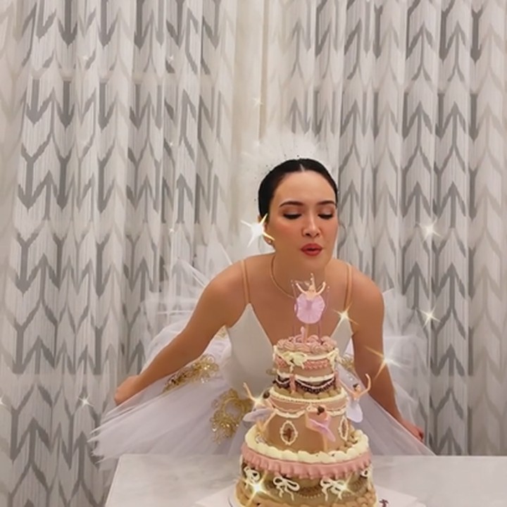 <p>Beberapa waktu yang lalu, Shandy Aulia merayakan momen pertambahan usia alias ulang tahun ke-35, Bunda. Shandy Aulia diketahui lahir pada 23 Juni 1987. (Foto: Instagram @shandyaulia) <br /><br /><br /></p>