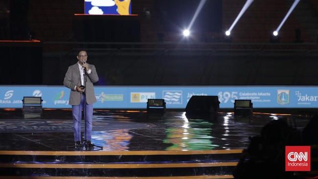 Gubernur DKI Jakarta Anies Baswedan mengucapkan terima kasih kepada Presiden RI Joko Widodo di Grand Launching Jakarta International Stadium (JIS).