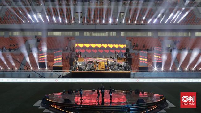 Lea Simanjuntak menyanyikan lagu Indonesia Raya di malam puncak HUT DKI di Jakarta International Stadium (JIS) pada Jumat malam (25/6).
