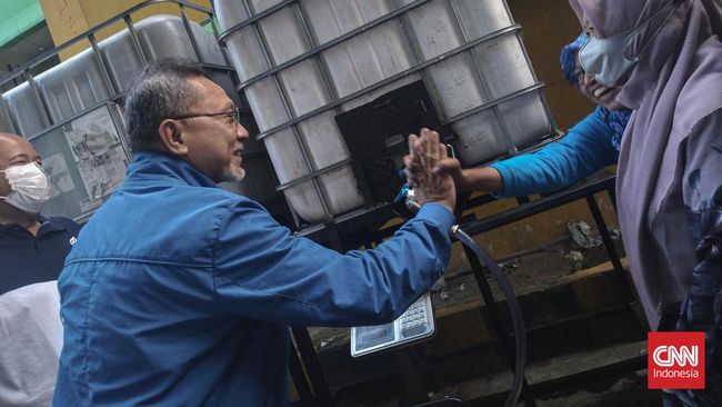 Zulhas Klaim Stok Pangan Nataru Aman, Tapi Mohon Maaf Harga Naik Mendag Zulhas menegaskan stok pangan dalam negeri untuk menyambut Nataru aman. Namun, sebagian harganya naik.