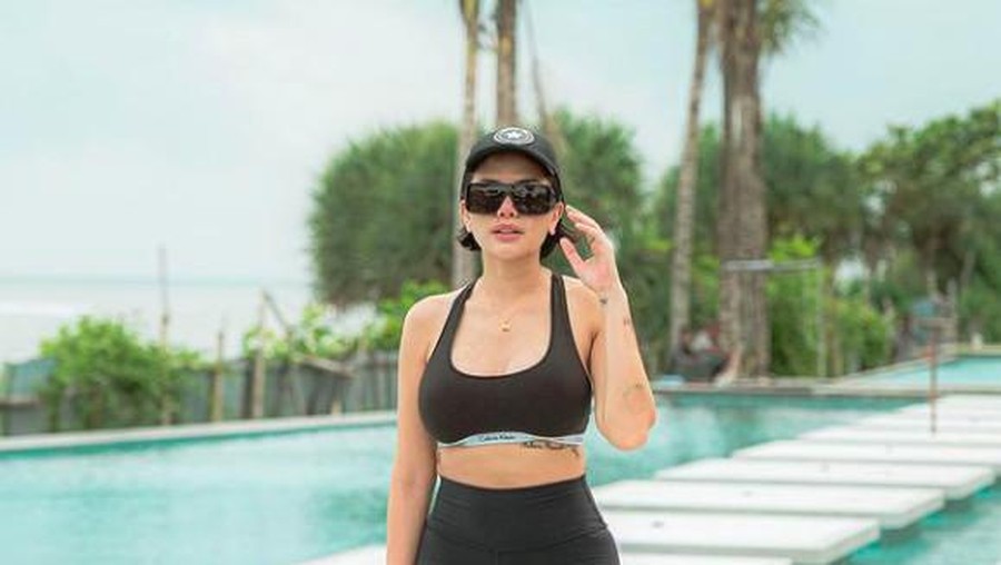Nikita Mirzani saat mengecek proyek Holywings di Bali.