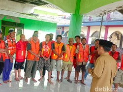 9 Penggali Kubur Mundur dalam Pembongkaran Makam Terdampak Tol KLBM, Kenapa?